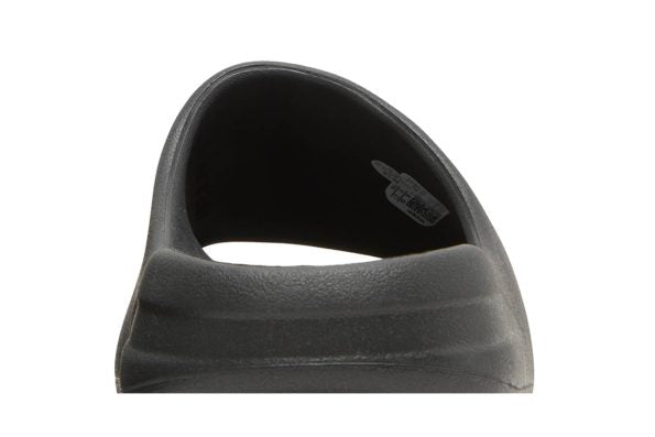 ADIDAS YEEZY SLIDES ‘ONYX’ HQ6448 SKIDGE STORE